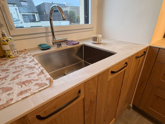 Évier et placards de rangement bois cuisine traditionnelle à Lanester - Décobois Cuisines