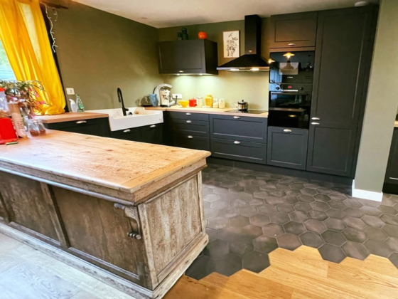 Cuisine traditionnelle mélangeant ancien et moderne à Ploemeur - Décobois Cuisines