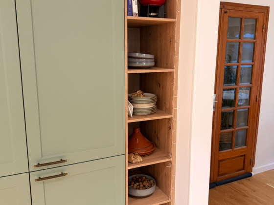 Placards de rangement dans une cuisine traditionnelle à Quéven - Décobois Cuisines