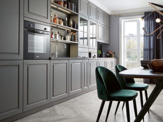 Cuisine traditionnelle avec rangements bois gris à Lorient - Décobois Cuisines
