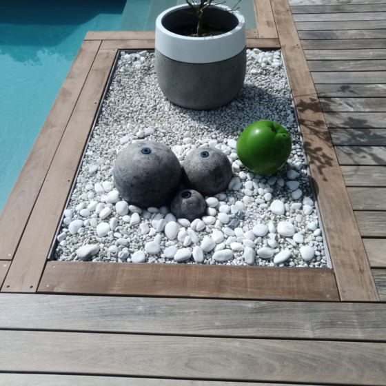 Détail terrasse en bord de piscine à Lomener - Décobois