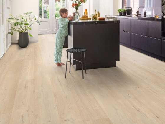 Sol vinyle dans la cuisine Floorify Parmesan F093 résistant à l'eau et élégant - Décobois