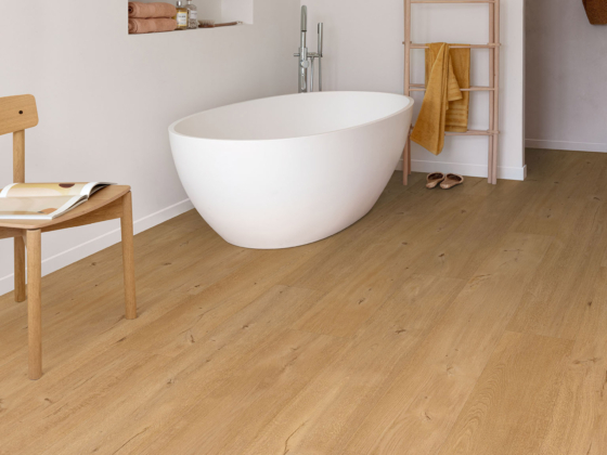 Sol vinyle dans la salle de bain Floorify Frangipane F095 lames XL résistantes à l'eau et aux tâches - Décobois