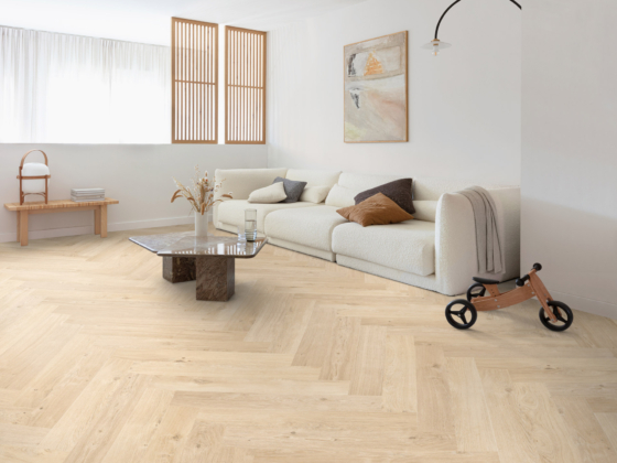 Sol vinyle dans le salon Floorify Teddy Bear F300 Bâtons rompus en chêne clair résistant à l'eau et aux tâches - Décobois