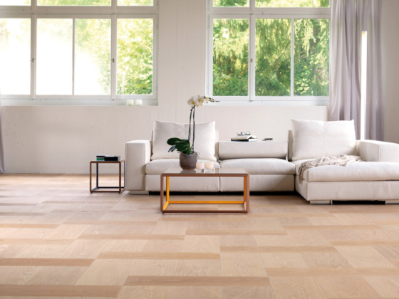 Parquet design Bauwerk en bois clair dans un salon lumineux - Décobois