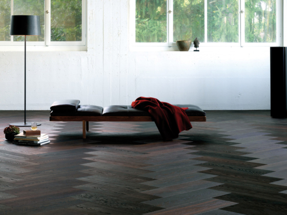 Parquet design en chevron Bauwerk en bois sombre dans un salon minimaliste - Décobois