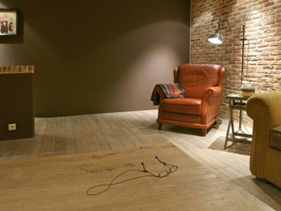 Parquet vieilli DILEGNO dans un salon chaleureux et cosy - Décobois