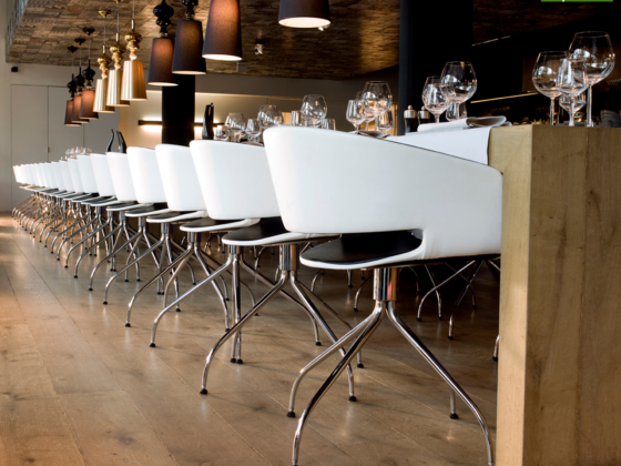 Parquet vieilli DILEGNO dans un restaurant chaleureux et moderne - Décobois