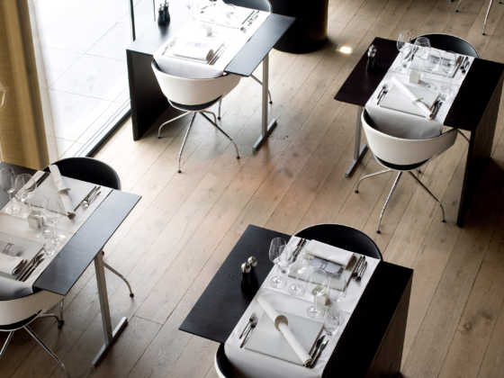 Parquet vieilli DILEGNO dans un restaurant contemporain - Décobois