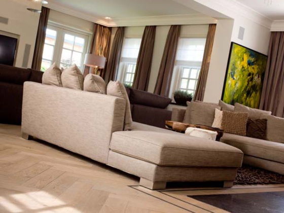 Parquet vieilli DILEGNO dans un salon détente - Décobois