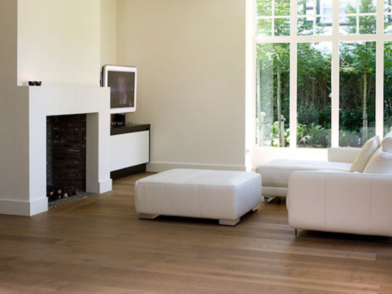 Parquet vieilli DILEGNO dans un salon lumineux - Décobois