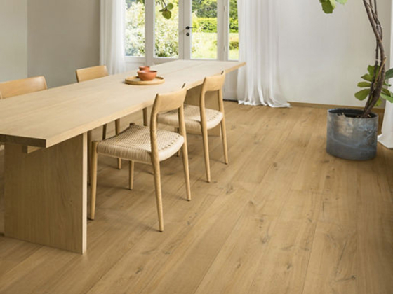 Sol stratifié Quick Step dans la salle à manger - Décobois