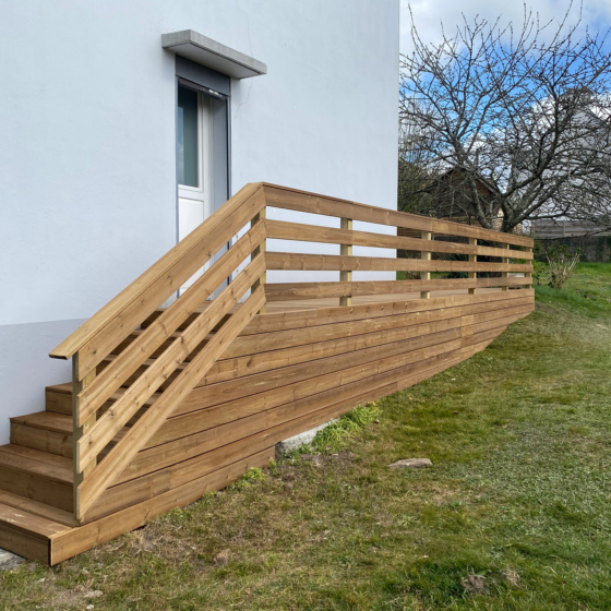 Terrasse et escaliers en bois d'épicéa du nord sur pieux galvanisés à Lorient-Hennebont - Décobois