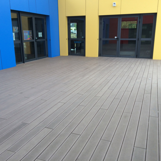 Terrasse en bois composite pour la mairie de Kervignac - Décobois