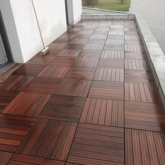 Terrasse dalle bois exotique rouge sur plots à Lorient - Décobois